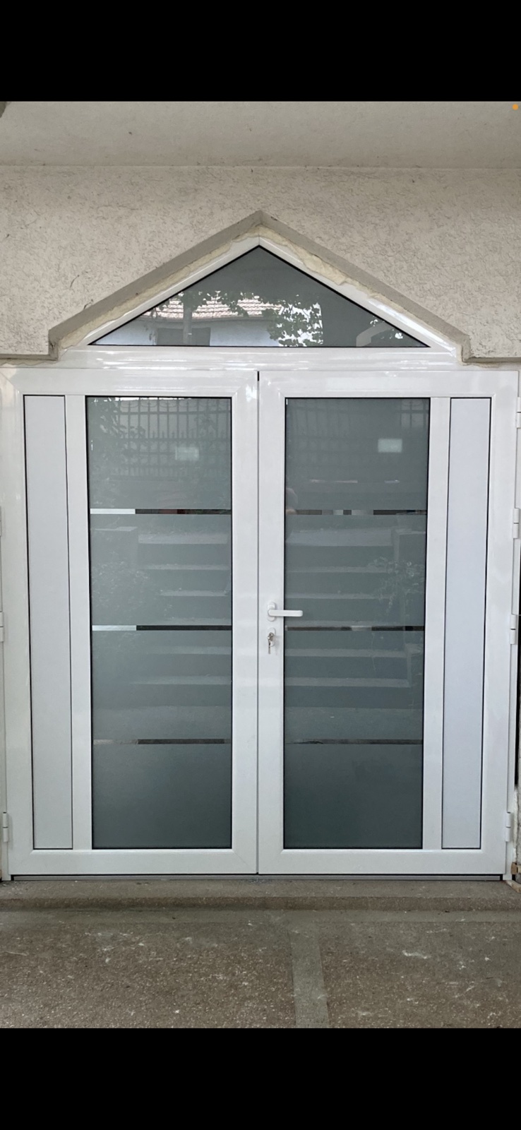 PVC ulazna vrata sa trouglastim nadsvetlom - izrada PVC stolarije Novi Sad